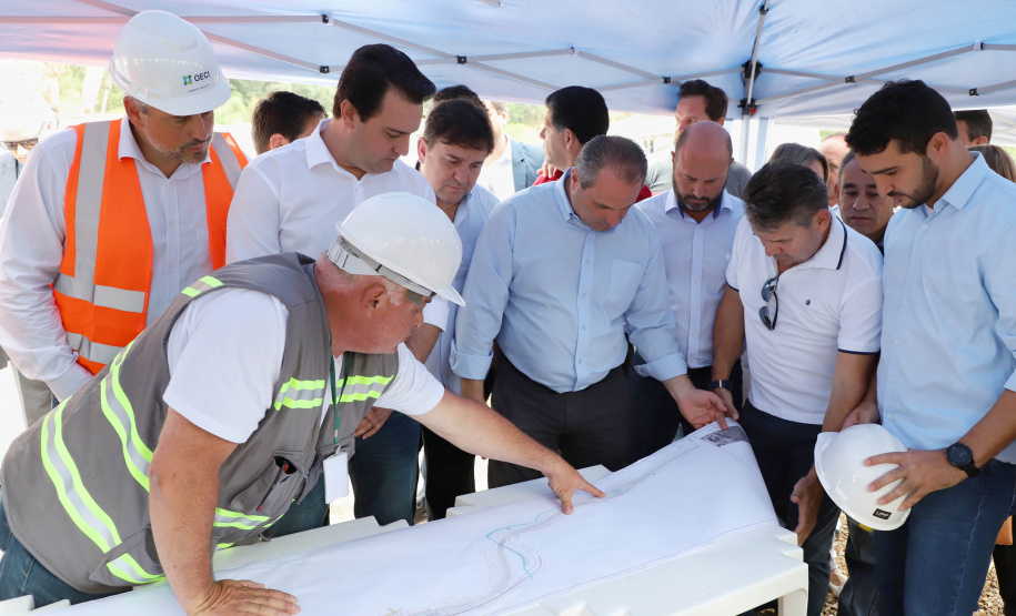 Depois de mais de 30 anos de espera pela população, as obras de duplicação da PR-092, a Rodovia dos Minérios, estão saindo do papel. O governador Carlos Massa Ratinho Junior vistoriou as obras nesta quinta-feira (05), no trecho entre Curitiba e Almirante Tamandaré.