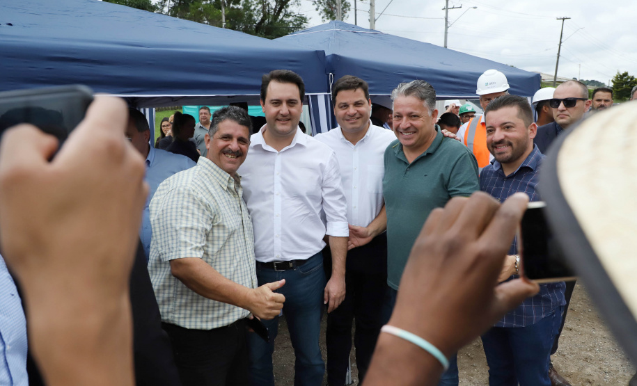 Depois de mais de 30 anos de espera pela população, as obras de duplicação da PR-092, a Rodovia dos Minérios, estão saindo do papel. O governador Carlos Massa Ratinho Junior vistoriou as obras nesta quinta-feira (05), no trecho entre Curitiba e Almirante Tamandaré.