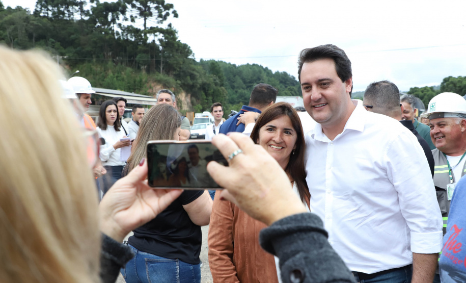 Depois de mais de 30 anos de espera pela população, as obras de duplicação da PR-092, a Rodovia dos Minérios, estão saindo do papel. O governador Carlos Massa Ratinho Junior vistoriou as obras nesta quinta-feira (05), no trecho entre Curitiba e Almirante Tamandaré.