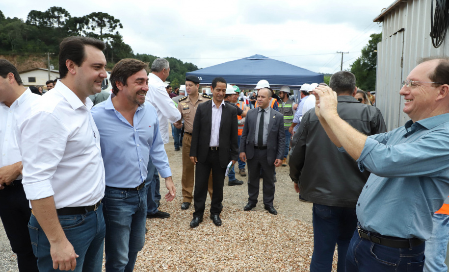 Depois de mais de 30 anos de espera pela população, as obras de duplicação da PR-092, a Rodovia dos Minérios, estão saindo do papel. O governador Carlos Massa Ratinho Junior vistoriou as obras nesta quinta-feira (05), no trecho entre Curitiba e Almirante Tamandaré.