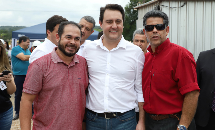 Depois de mais de 30 anos de espera pela população, as obras de duplicação da PR-092, a Rodovia dos Minérios, estão saindo do papel. O governador Carlos Massa Ratinho Junior vistoriou as obras nesta quinta-feira (05), no trecho entre Curitiba e Almirante Tamandaré.