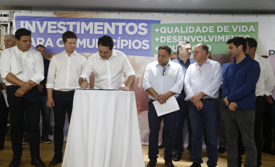 O governador Carlos Massa Ratinho Junior em reunião com prefeitos da AMSULPAR e visita as obras da ponte José Richa
Foto Gilson Abreu/Aen
