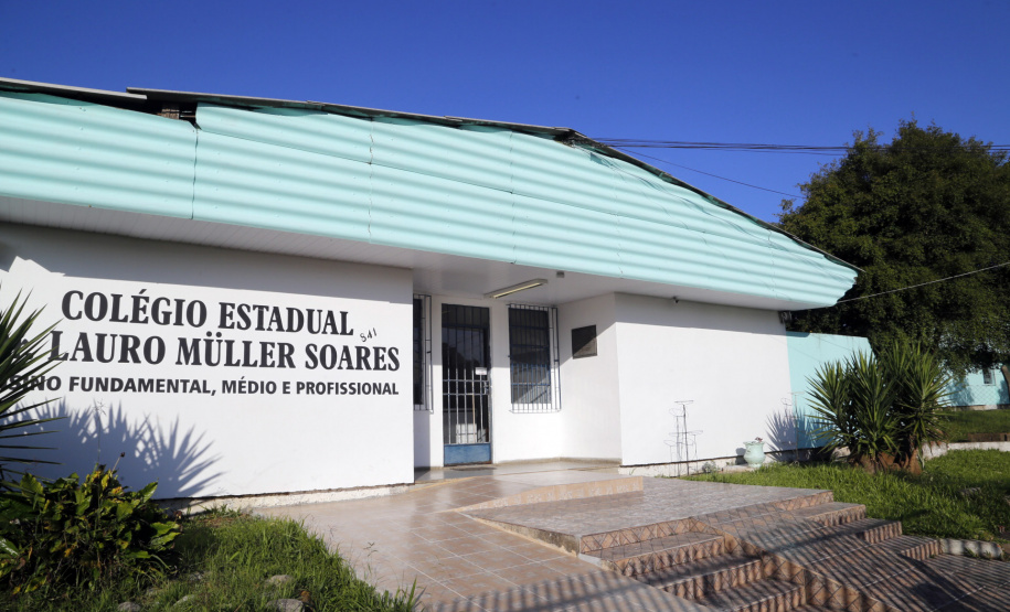 O Colégio Estadual Dr. Lauro Müller Soares passará a ser um Colégio Militar a partir do ano que vem. O governador Carlos Massa Ratinho Junior confirmou nesta quinta-feira (5), em evento no município, a liberação de R$ 750 mil para reformas na unidade. Será a quinta unidade com gestão neste modelo no Paraná.
Foto: Gilson Abreu/AEN