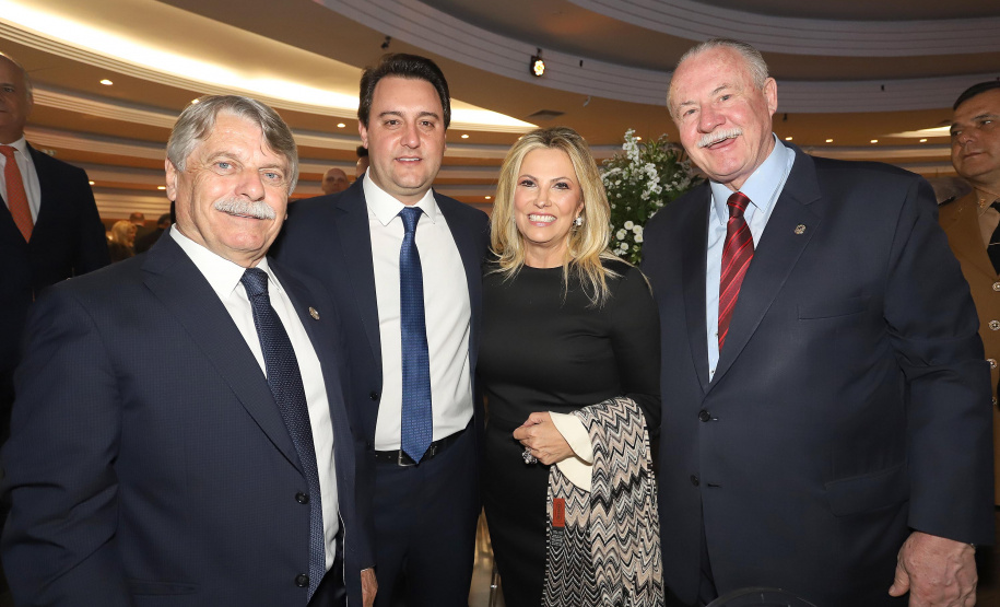 O governador Carlos Massa Ratinho Junior participa da posse de Camilo Turmina, novo presidente da Associação Comercial do Paraná. Presentes: Glaucio Geara, ex-presidente da ACP; os ex-governadores: Mario Pereira; Orlando Pessuti; e Cida Borghetti; vice- governador Darci Piana; o prefeito de Curitiba, Rafael Greca; entre outros. N/F: o governador Carlos Massa Ratinho Junior com os ex-governadores Mario Pereira, Cida Borghetti, Orlando Pessuti. 
Curitiba, 05-03-20.
Foto: Arnaldo Alves / AEN.