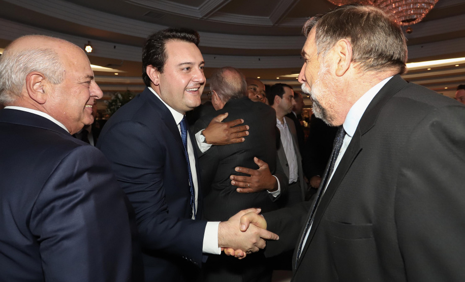 O governador Carlos Massa Ratinho Junior participa da posse de Camilo Turmina, novo presidente da Associação Comercial do Paraná. Presentes: Glaucio Geara, ex-presidente da ACP; os ex-governadores: Mario Pereira; Orlando Pessuti; e Cida Borghetti; vice- governador Darci Piana; o prefeito de Curitiba, Rafael Greca; entre outros.
Curitiba, 05-03-20.
Foto: Arnaldo Alves / AEN.