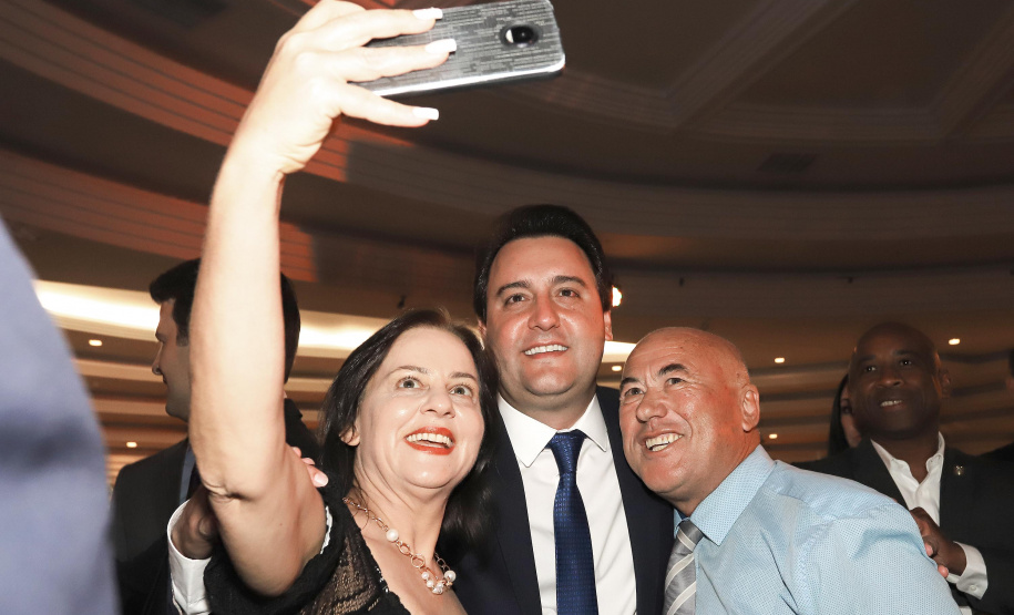 O governador Carlos Massa Ratinho Junior participa da posse de Camilo Turmina, novo presidente da Associação Comercial do Paraná. Presentes: Glaucio Geara, ex-presidente da ACP; os ex-governadores: Mario Pereira; Orlando Pessuti; e Cida Borghetti; vice- governador Darci Piana; o prefeito de Curitiba, Rafael Greca; entre outros.
Curitiba, 05-03-20.
Foto: Arnaldo Alves / AEN.