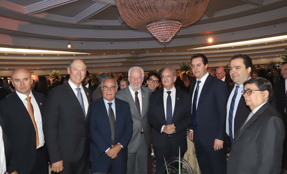 O governador Carlos Massa Ratinho Junior participa da posse de Camilo Turmina, novo presidente da Associação Comercial do Paraná. Presentes: Glaucio Geara, ex-presidente da ACP; os ex-governadores: Mario Pereira; Orlando Pessuti; e Cida Borghetti; vice- governador Darci Piana; o prefeito de Curitiba, Rafael Greca; entre outros.
Curitiba, 05-03-20.
Foto: Arnaldo Alves / AEN.