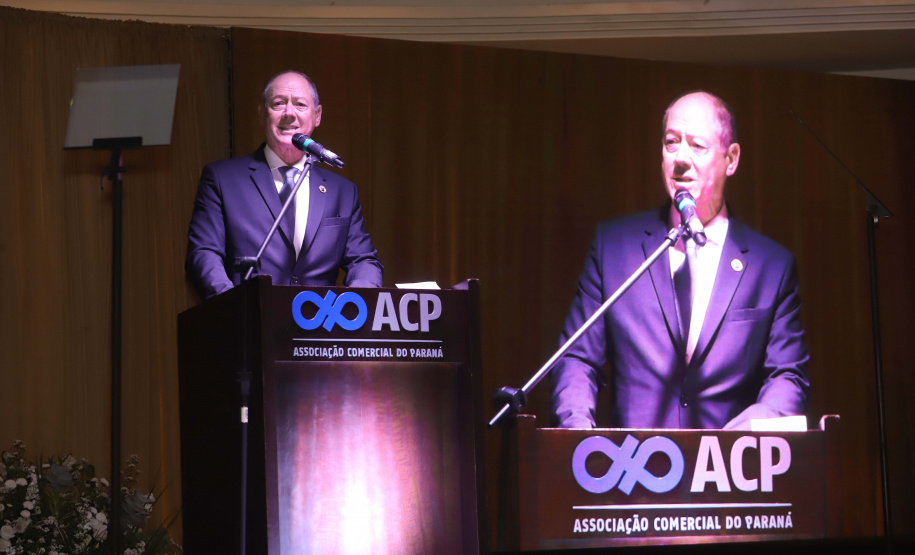 O governador Carlos Massa Ratinho Junior participa da posse de Camilo Turmina, novo presidente da Associação Comercial do Paraná. Presentes: Glaucio Geara, ex-presidente da ACP; os ex-governadores: Mario Pereira; Orlando Pessuti; e Cida Borghetti; vice- governador Darci Piana; o prefeito de Curitiba, Rafael Greca; entre outros. N/F: novo presidente da ACP, Camilo Turmina.
Curitiba, 05-03-20.
Foto: Arnaldo Alves / AEN.