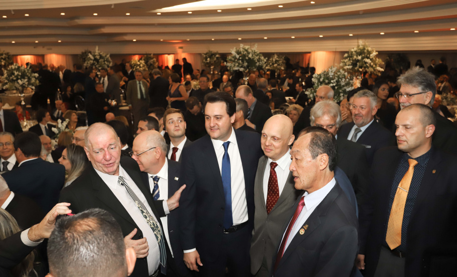 O governador Carlos Massa Ratinho Junior participa da posse de Camilo Turmina, novo presidente da Associação Comercial do Paraná. Presentes: Glaucio Geara, ex-presidente da ACP; os ex-governadores: Mario Pereira; Orlando Pessuti; e Cida Borghetti; vice- governador Darci Piana; o prefeito de Curitiba, Rafael Greca; entre outros.
Curitiba, 05-03-20.
Foto: Arnaldo Alves / AEN.
