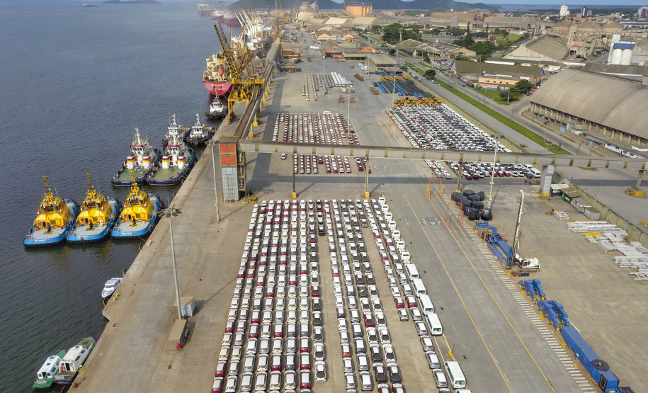 EXPORTAÇÃO – Carros, ônibus e caminhões montados no Paraná ganham diferentes destinos. Ao todo, as montadoras instaladas no Estado mantêm comércio com 21 diferentes países. Foto: José Fernando Ogura/AEN