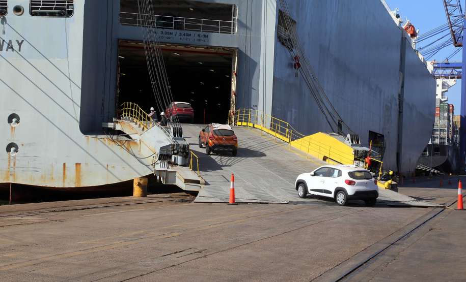 EXPORTAÇÃO – Carros, ônibus e caminhões montados no Paraná ganham diferentes destinos. Ao todo, as montadoras instaladas no Estado mantêm comércio com 21 diferentes países. Foto Gilson Abreu/AEN