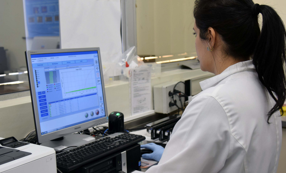 O Laboratório Central do Estado (Lacen Paraná), recebeu quinta-feira (5) 10 kits para o diagnóstico do novo coronavírus, quantidade suficiente para a realização de 240 testes. Esses kits foram encomendados pelo Ministério da Saúde, para a FioCruz (Fundação Oswaldo Cruz) e o Instituto de Biologia Molecular do Paraná (IBMP).Foto: Antonio Américo/SESA