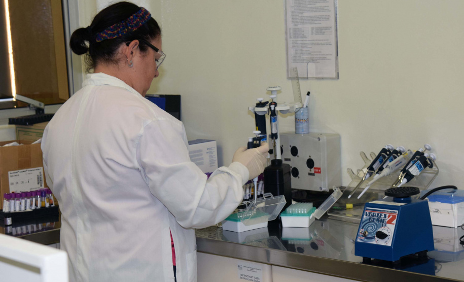 O Laboratório Central do Estado (Lacen Paraná), recebeu quinta-feira (5) 10 kits para o diagnóstico do novo coronavírus, quantidade suficiente para a realização de 240 testes. Esses kits foram encomendados pelo Ministério da Saúde, para a FioCruz (Fundação Oswaldo Cruz) e o Instituto de Biologia Molecular do Paraná (IBMP).Foto: Antonio Américo/SESA