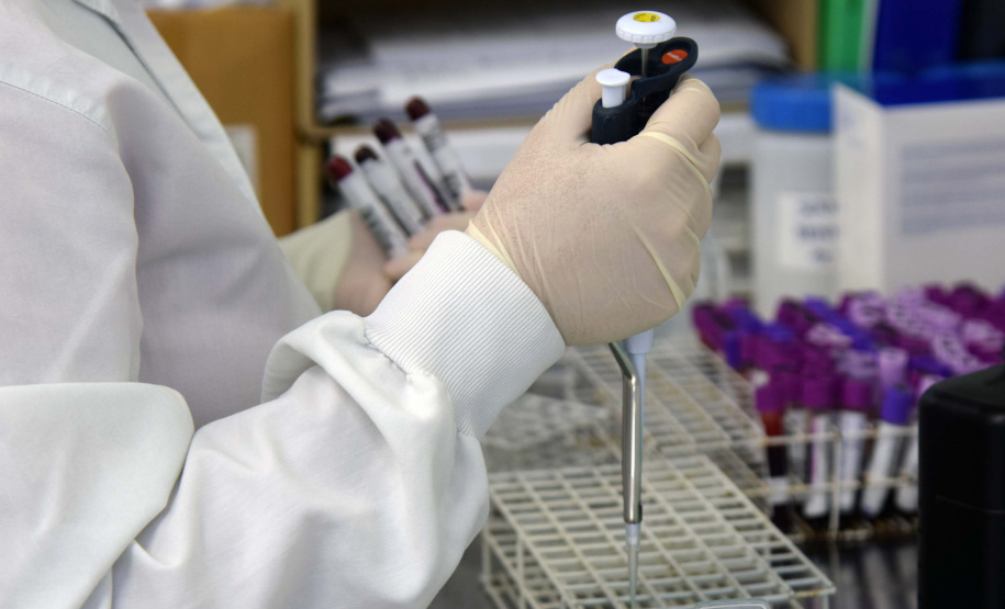 O Laboratório Central do Estado (Lacen Paraná), recebeu quinta-feira (5) 10 kits para o diagnóstico do novo coronavírus, quantidade suficiente para a realização de 240 testes. Esses kits foram encomendados pelo Ministério da Saúde, para a FioCruz (Fundação Oswaldo Cruz) e o Instituto de Biologia Molecular do Paraná (IBMP).Foto: Antonio Américo/SESA