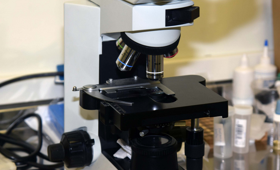 O Laboratório Central do Estado (Lacen Paraná), recebeu quinta-feira (5) 10 kits para o diagnóstico do novo coronavírus, quantidade suficiente para a realização de 240 testes. Esses kits foram encomendados pelo Ministério da Saúde, para a FioCruz (Fundação Oswaldo Cruz) e o Instituto de Biologia Molecular do Paraná (IBMP).Foto: Antonio Américo/SESA