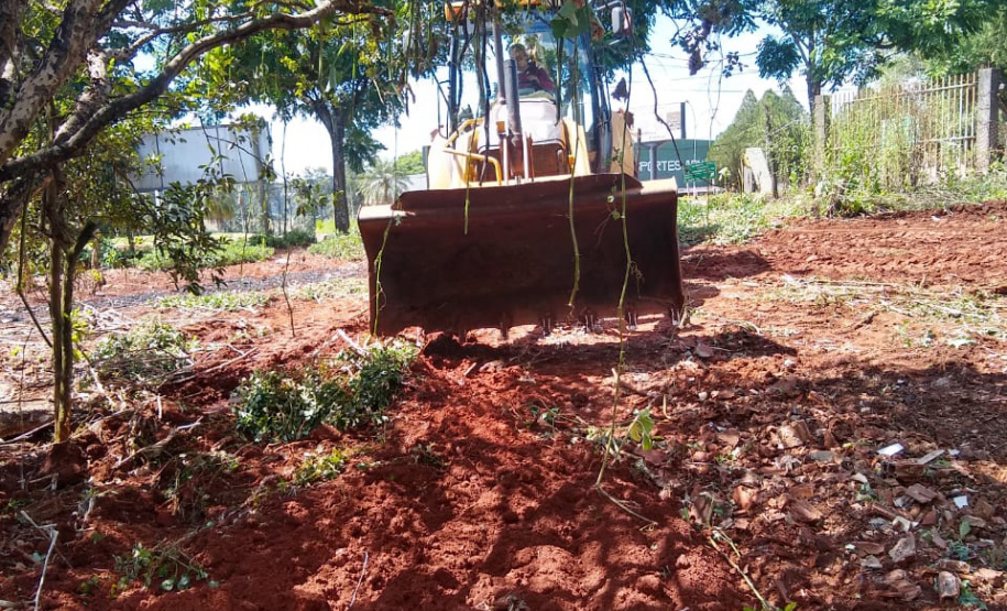 Poços e fossas com focos do mosquito da dengue estão sendo aterrados. Foto:Leandro Mello/Prefeitura de Barbosa Ferraz