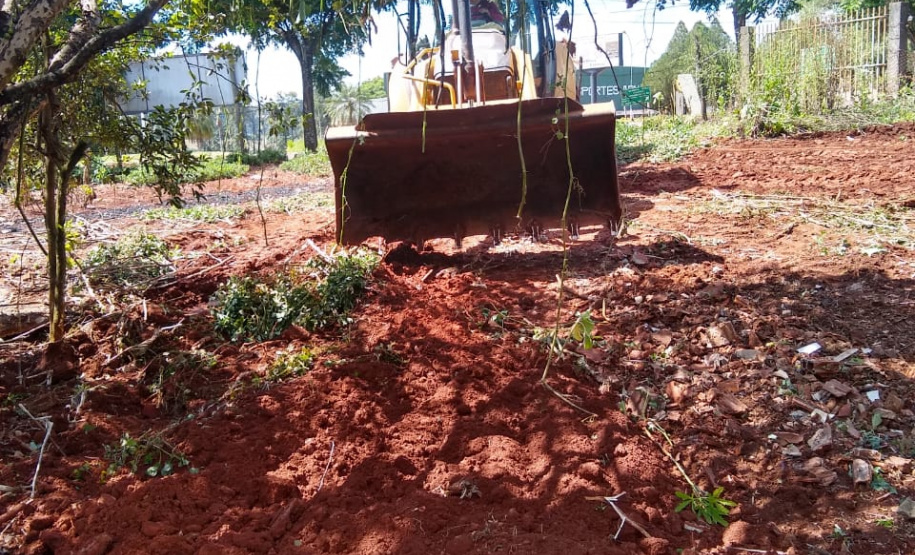 Poços e fossas com focos do mosquito da dengue estão sendo aterrados. Foto:Leandro Mello/Prefeitura de Barbosa Ferraz