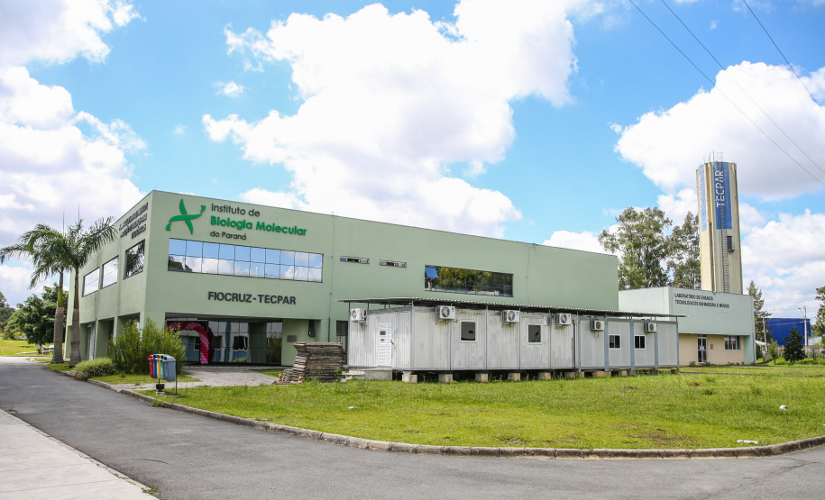 O Instituto de Biologia Molecular do Paraná (IBMP), vinculado à Fundação Oswaldo Cruz (Fiocruz), com sede no Parque Tecnológico da Saúde do Tecpar, em Curitiba, ajudou a desenvolver os kits com insumos para a realização de testes diagnósticos do novo coronavírus (Covid-19). Eles foram criados em menos de um mês e atendem todo o País. Foto: Geraldo Bubniak/AEN
