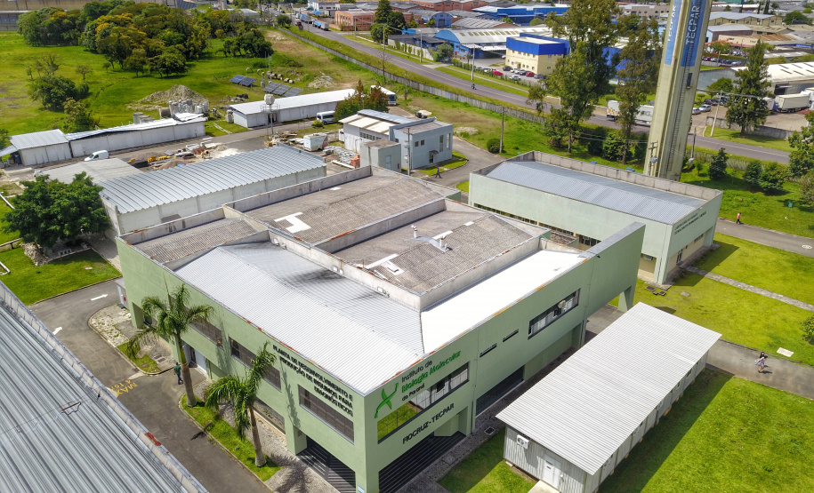 O Instituto de Biologia Molecular do Paraná (IBMP), vinculado à Fundação Oswaldo Cruz (Fiocruz), com sede no Parque Tecnológico da Saúde do Tecpar, em Curitiba, ajudou a desenvolver os kits com insumos para a realização de testes diagnósticos do novo coronavírus (Covid-19). Eles foram criados em menos de um mês e atendem todo o País.-Foto:José Fernando Ogura/AEN