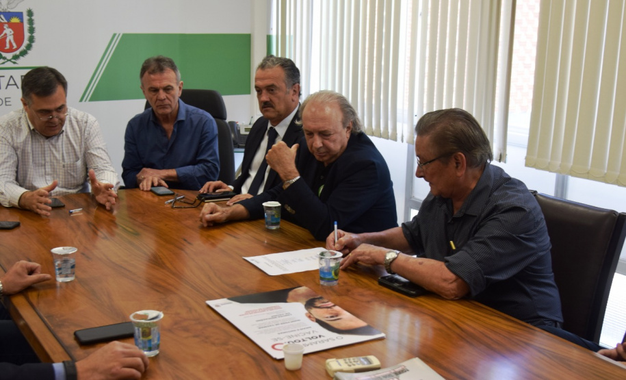 O secretário estadual da Saúde, Beto Preto, reuniu-se nesta segunda-feira (9)&#8354;om deputados federais que destinaram emendas para a construção do Centro Oncológico Hospital São Vicente de Paulo (Hospital do Câncer), em Guarapuava. Foto:SESA