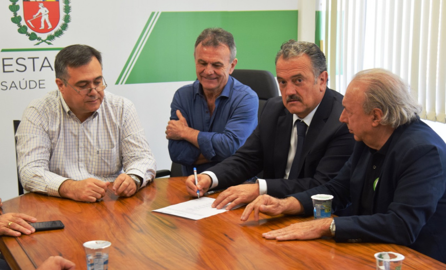 O secretário estadual da Saúde, Beto Preto, reuniu-se nesta segunda-feira (9)&#8354;om deputados federais que destinaram emendas para a construção do Centro Oncológico Hospital São Vicente de Paulo (Hospital do Câncer), em Guarapuava. Foto:SESA