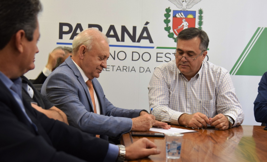O secretário estadual da Saúde, Beto Preto, reuniu-se nesta segunda-feira (9)&#8354;om deputados federais que destinaram emendas para a construção do Centro Oncológico Hospital São Vicente de Paulo (Hospital do Câncer), em Guarapuava. Foto:SESA