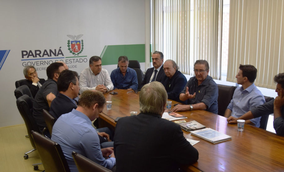 O secretário estadual da Saúde, Beto Preto, reuniu-se nesta segunda-feira (9)&#8354;om deputados federais que destinaram emendas para a construção do Centro Oncológico Hospital São Vicente de Paulo (Hospital do Câncer), em Guarapuava. Foto:SESA