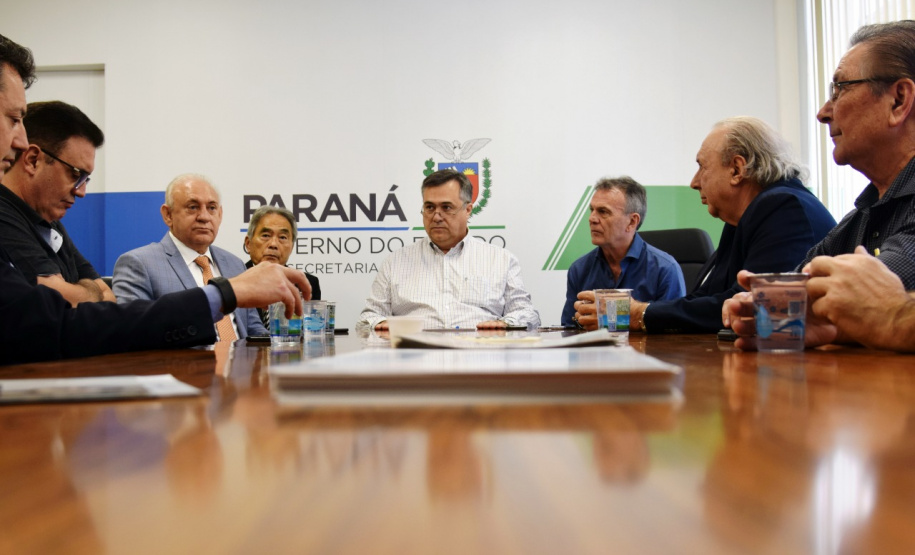 O secretário estadual da Saúde, Beto Preto, reuniu-se nesta segunda-feira (9)&#8354;om deputados federais que destinaram emendas para a construção do Centro Oncológico Hospital São Vicente de Paulo (Hospital do Câncer), em Guarapuava. Foto:SESA