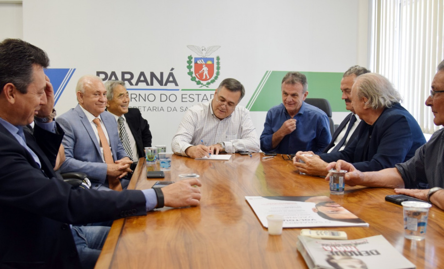 O secretário estadual da Saúde, Beto Preto, reuniu-se nesta segunda-feira (9)&#8354;om deputados federais que destinaram emendas para a construção do Centro Oncológico Hospital São Vicente de Paulo (Hospital do Câncer), em Guarapuava. Foto:SESA