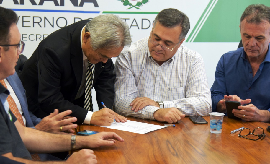 O secretário estadual da Saúde, Beto Preto, reuniu-se nesta segunda-feira (9)&#8354;om deputados federais que destinaram emendas para a construção do Centro Oncológico Hospital São Vicente de Paulo (Hospital do Câncer), em Guarapuava. Foto:SESA