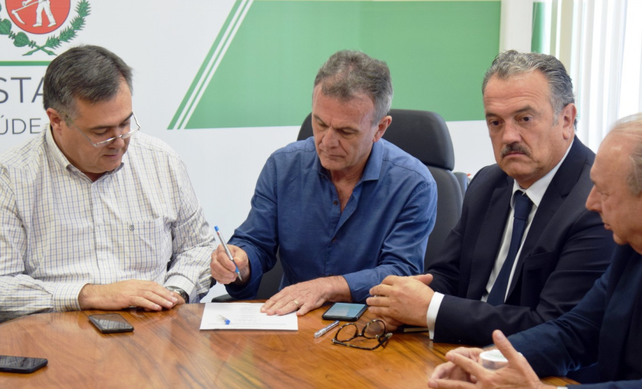 O secretário estadual da Saúde, Beto Preto, reuniu-se nesta segunda-feira (9)&#8354;om deputados federais que destinaram emendas para a construção do Centro Oncológico Hospital São Vicente de Paulo (Hospital do Câncer), em Guarapuava. Foto:SESA
