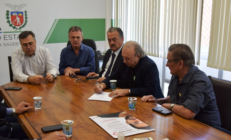 O secretário estadual da Saúde, Beto Preto, reuniu-se nesta segunda-feira (9)&#8354;om deputados federais que destinaram emendas para a construção do Centro Oncológico Hospital São Vicente de Paulo (Hospital do Câncer), em Guarapuava. Foto:SESA