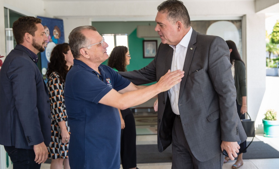 A Companhia Paranaense de Gás (Compagas) apoia, com repasse de recursos, o projeto de melhorias e ampliação da Unidade de Cuidados Prolongados (U.C.P. II) do Pequeno Cotolengo, entidade de Curitiba, que abriga pessoas com deficiência. Nesta segunda-feira (09), a primeira-dama do Paraná, Luciana Saito Massa, e o presidente da Compagas, Rafael Lamastra Jr. visitaram o Pequeno Cotolengo, para acompanhar de perto o projeto, que contribuirá para o sistema de saúde do Estado. Foto:Divulgação