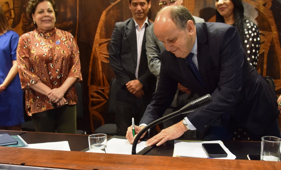 As Secretarias de Estado da Saúde e da Segurança Pública e Administração Penitenciária do Paraná renovam termo de cooperação técnica para o atendimento integral e humanizado às pessoas em situação de violência sexual. Foto: Antonio Américo/SESA