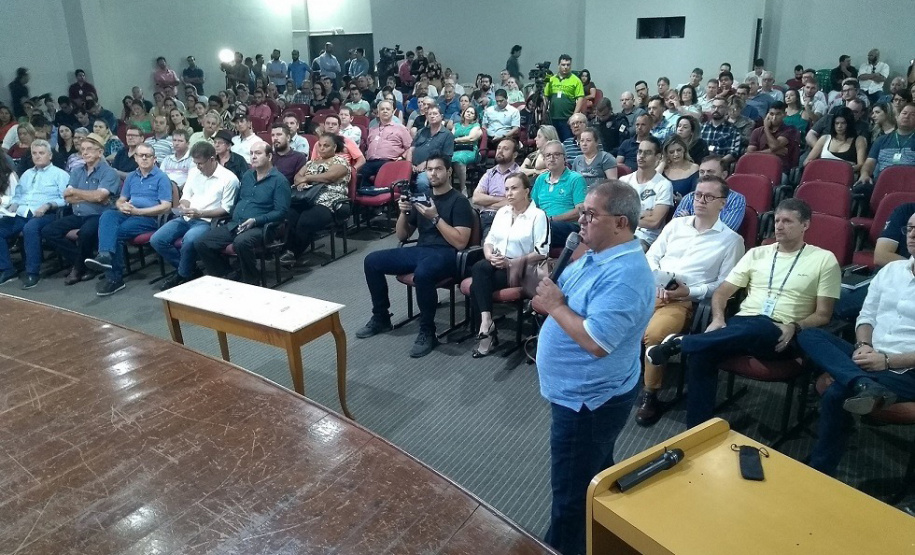 Gerente Renato Bueno fala dos investimentos feitos na cidade. Foto: Sanepar
