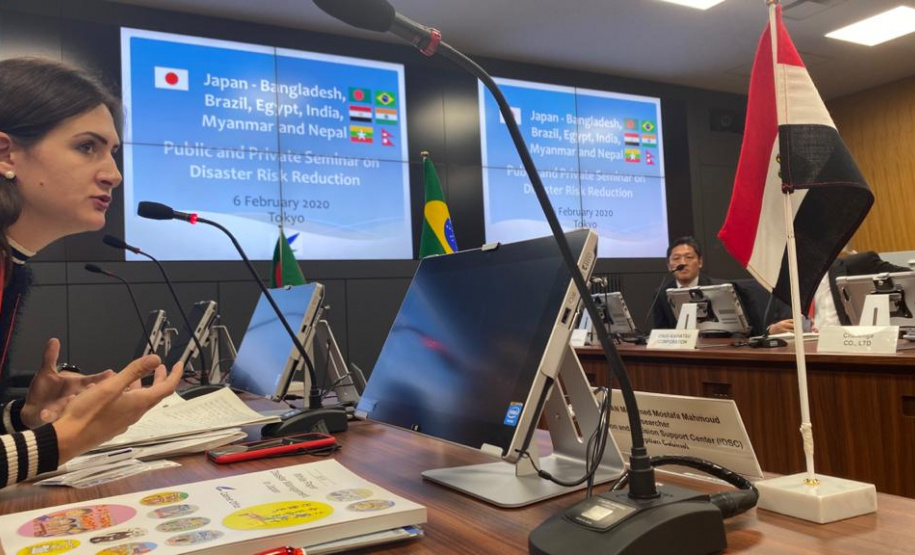 Estado planeja metodologia para redução de desastres. Como parte desse planejamento, a geóloga Fabiane Acordes, da Defesa Civil do Paraná, representou o Estado no curso Redução de Riscos em Desastres, promovido pela Agência Internacional de Cooperação do Japão (Jica - Japan International Cooperation Agency), na cidade de Kobe, entre janeiro e fevereiro deste ano. A ideia é replicar a expertise dos japoneses em prevenção em nível local. Foto: Defesa Civil