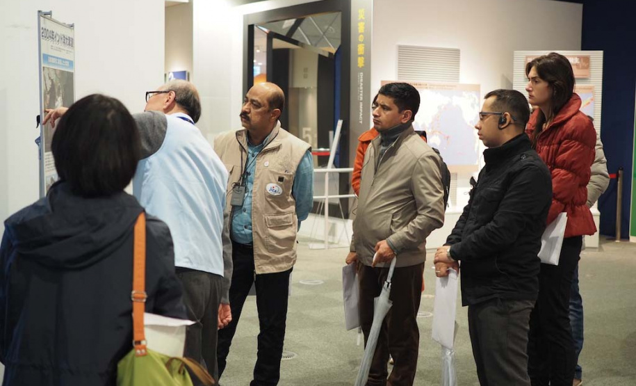 Estado planeja metodologia para redução de desastres. Como parte desse planejamento, a geóloga Fabiane Acordes, da Defesa Civil do Paraná, representou o Estado no curso Redução de Riscos em Desastres, promovido pela Agência Internacional de Cooperação do Japão (Jica - Japan International Cooperation Agency), na cidade de Kobe, entre janeiro e fevereiro deste ano. A ideia é replicar a expertise dos japoneses em prevenção em nível local. Foto: Defesa Civil