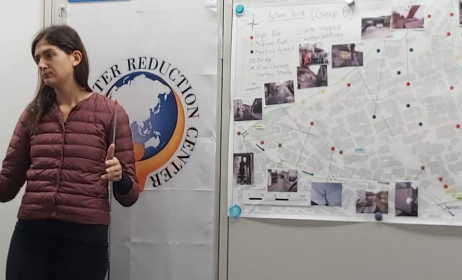 Estado planeja metodologia para redução de desastres. Como parte desse planejamento, a geóloga Fabiane Acordes, da Defesa Civil do Paraná, representou o Estado no curso Redução de Riscos em Desastres, promovido pela Agência Internacional de Cooperação do Japão (Jica - Japan International Cooperation Agency), na cidade de Kobe, entre janeiro e fevereiro deste ano. A ideia é replicar a expertise dos japoneses em prevenção em nível local. Foto: Defesa Civil