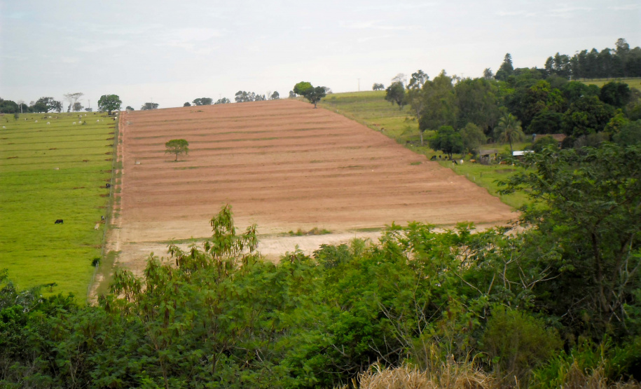 Os diferentes tipos de solo e a posição que ocupam em sequência na encosta – do topo até o curso d’água – influenciam o potencial de erosão no terreno, juntamente com a declividade. Os pesquisadores orientam que tipo de solo, e seu potencial erosivo, sejam analisados no planejamento de uso.Foto: Iapar