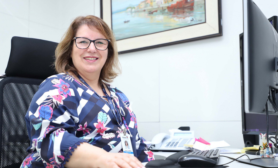 A diretora do Departamento de Logística para Contratações Públicas, Maria Carmen Carneiro de Melo Albanske, explica que o sistema permite que o Estado tenha informações das compras públicas em cadeia: quem quer, para qual finalidade, para onde vai e qual será a utilização final