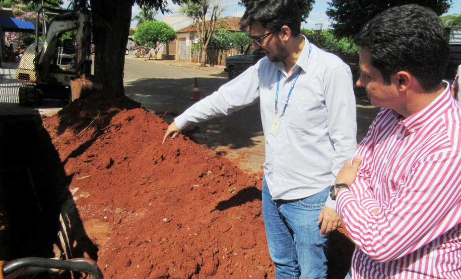 Gorzoni e Amado vistoriam obras da Sanepar em Ourizona. Foto: Sanepar