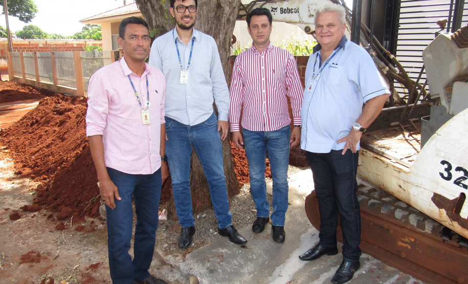 Gorzoni e Amado vistoriam obras da Sanepar em Ourizona. Foto: Sanepar