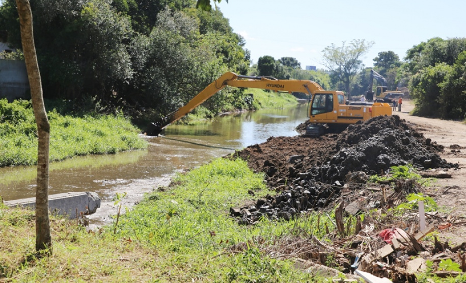 Serviço de dragagem sendo feito pela Sanepar em Pinhais. Foto: Luiz Arnaldo de Lima/Sanepa
