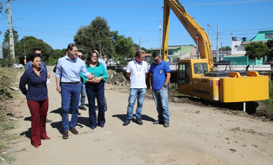 Visita das equipes da Prefeitura e da Sanepar ao serviço de limpeza do rio Iraí.Foto: Luiz Arnaldo de Lima/Sanepa