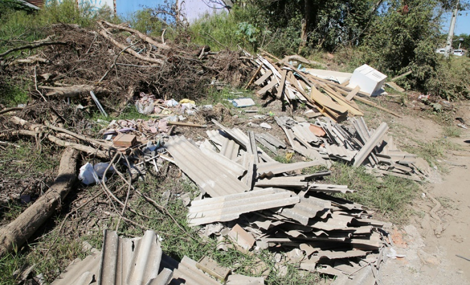 Muito lixo é lançado irregularmente.Foto: Luiz Arnaldo de Lima/Sanepa