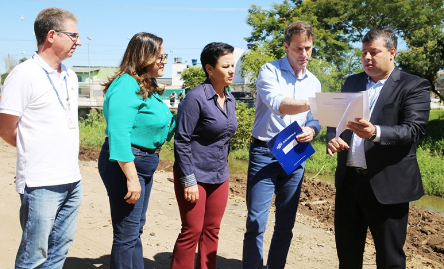 Gerardi, vice Rosa Maria, prefeita Marli, Claudio Stabile e Joel Macedo.Foto: Luiz Arnaldo de Lima/Sanepa