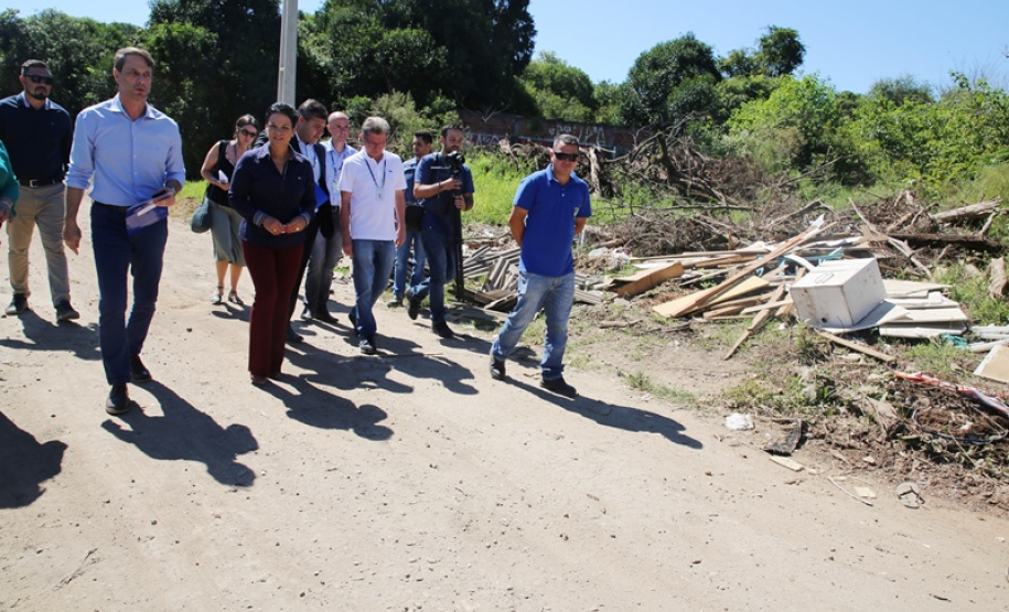 Visita das equipes da Prefeitura e da Sanepar ao serviço de limpeza do rio Iraí.Foto: Luiz Arnaldo de Lima/Sanepa