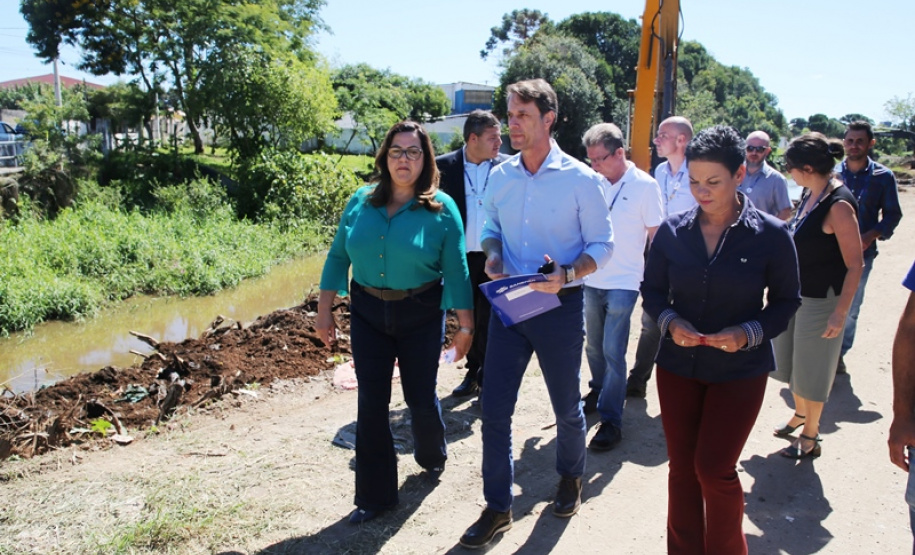Visita das equipes da Prefeitura e da Sanepar ao serviço de limpeza do rio Iraí.Foto: Luiz Arnaldo de Lima/Sanepa