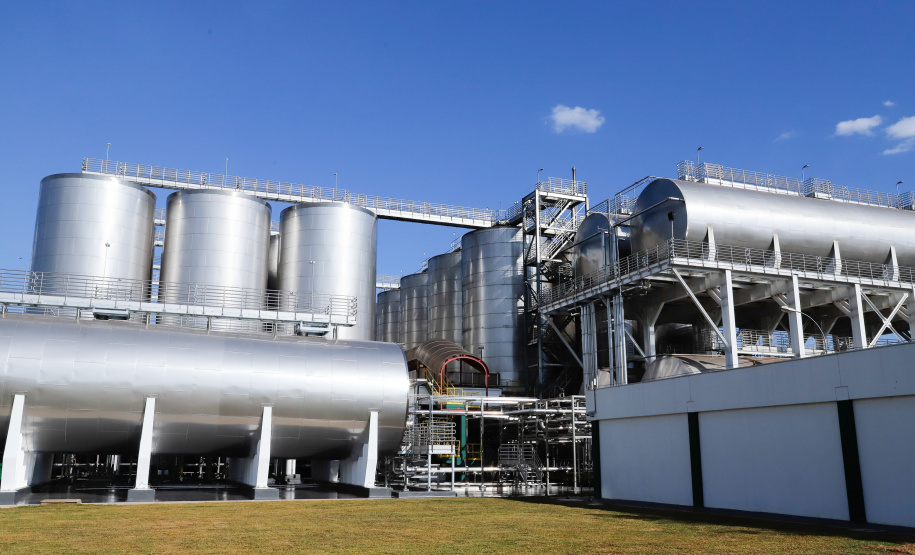 O Grupo Heineken confirmou novos investimentos no Paraná. Em cerimônia com o governador Carlos Massa Ratinho Junior, nesta quarta-feira (11), na unidade da indústria, em Ponta Grossa, a cervejaria anunciou que vai destinar R$ 865 milhões até 2021 para a ampliação da produção da planta, concentrada em rótulos como Heineken e Amstel. Serão 600 novos empregos entre diretos e indiretos.