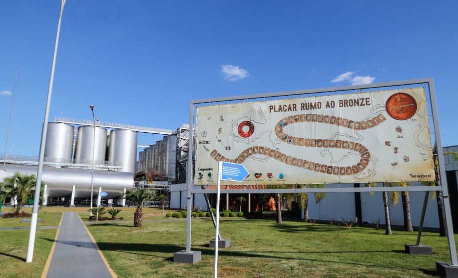 O Grupo Heineken confirmou novos investimentos no Paraná. Em cerimônia com o governador Carlos Massa Ratinho Junior, nesta quarta-feira (11), na unidade da indústria, em Ponta Grossa, a cervejaria anunciou que vai destinar R$ 865 milhões até 2021 para a ampliação da produção da planta, concentrada em rótulos como Heineken e Amstel. Serão 600 novos empregos entre diretos e indiretos.